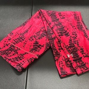 Under Armour women’s Red and Black heat gear compression capri Pants size medium